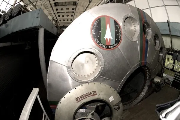 l'ESA présente les participants européens à une étude simulant une mission martienne de 520 jours