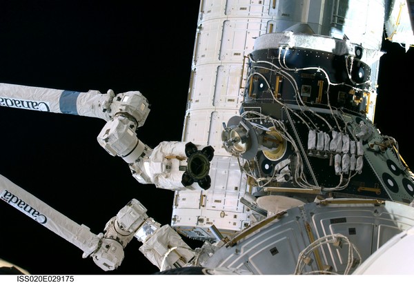 Le belge De Winne, pilote du bras robotisé de la station