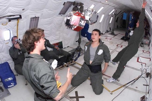 Microsatellites SPHERES: vol en formation à bord de l’ISS