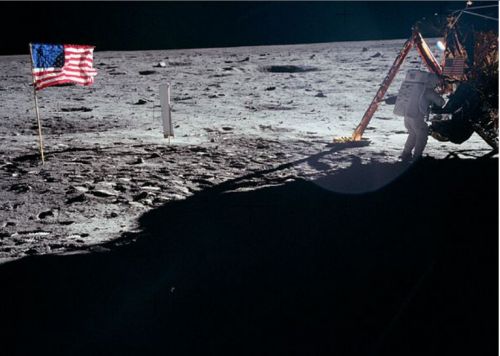 Mort de Neil Armstrong, premier homme a avoir foulé le sol lunaire