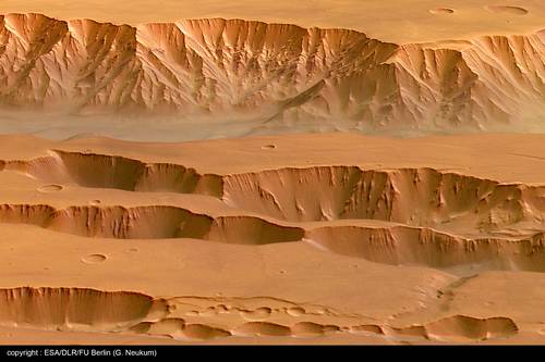 Vue perspective de canyons de 9 km de profondeur sur Mars