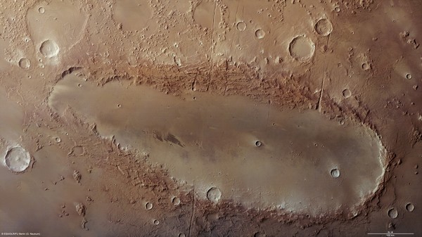Un mystérieux cratère allongé sur Mars