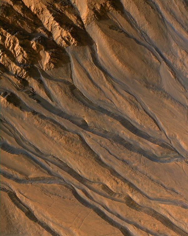 MRO a-t-elle levé le voile sur l'origine des ravines martiennes ?
