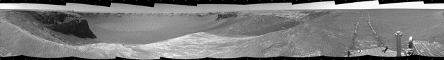 Mars : vue panoramique sur un cratère béant