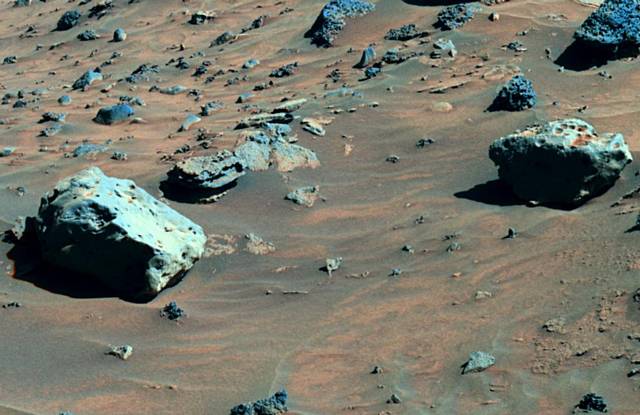Spirit découvre deux éventuelles météorites sur Mars