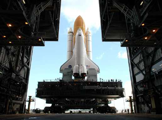 La Navette Discovery est avancée sur son site de lancement