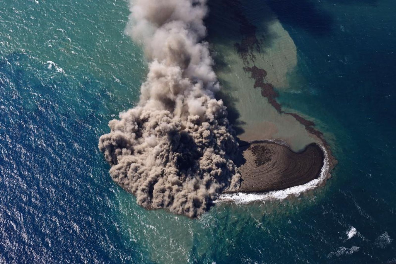 Naissance spectaculaire d'une île dans le Pacifique, observée en direct