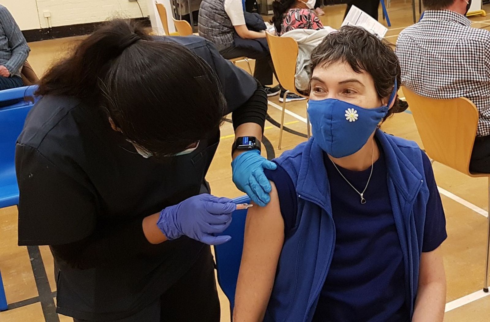 Mudar de braço para a segunda dose de uma vacina aumenta significativamente sua eficácia