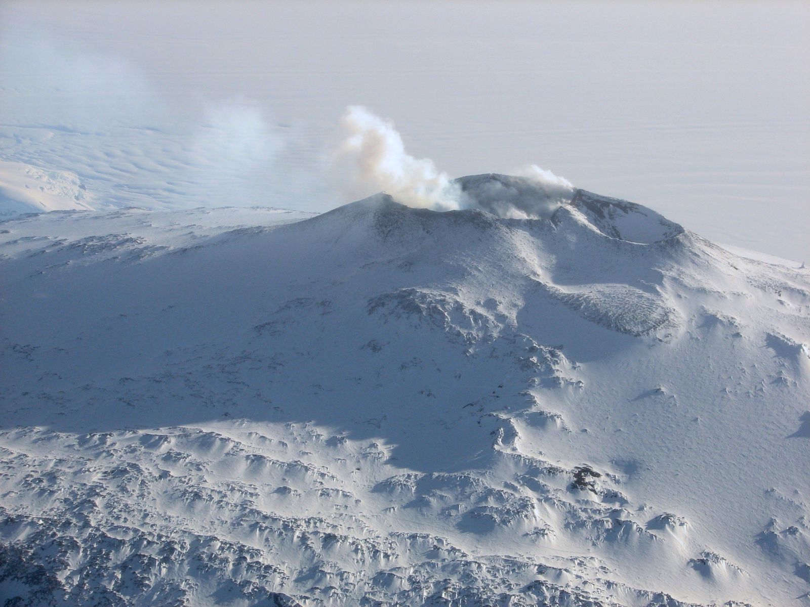 A phenomenal number of hidden volcanoes under Antarctica: risks of eruption?