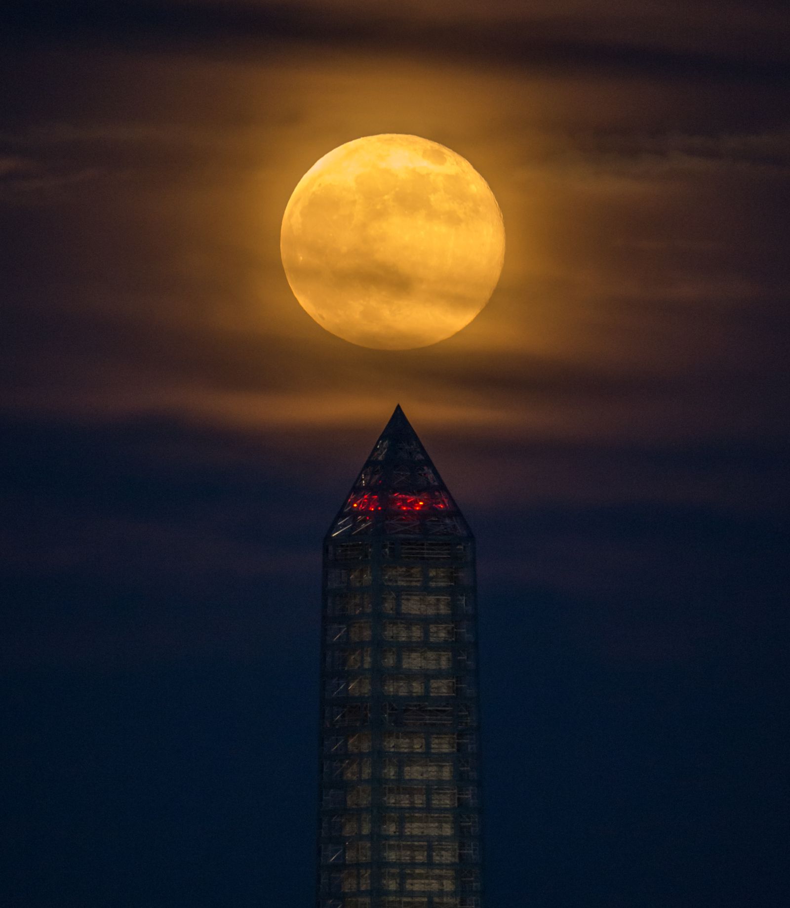 Ce soir, observez une rare "super lune bleue". D'où vient ce nom ?