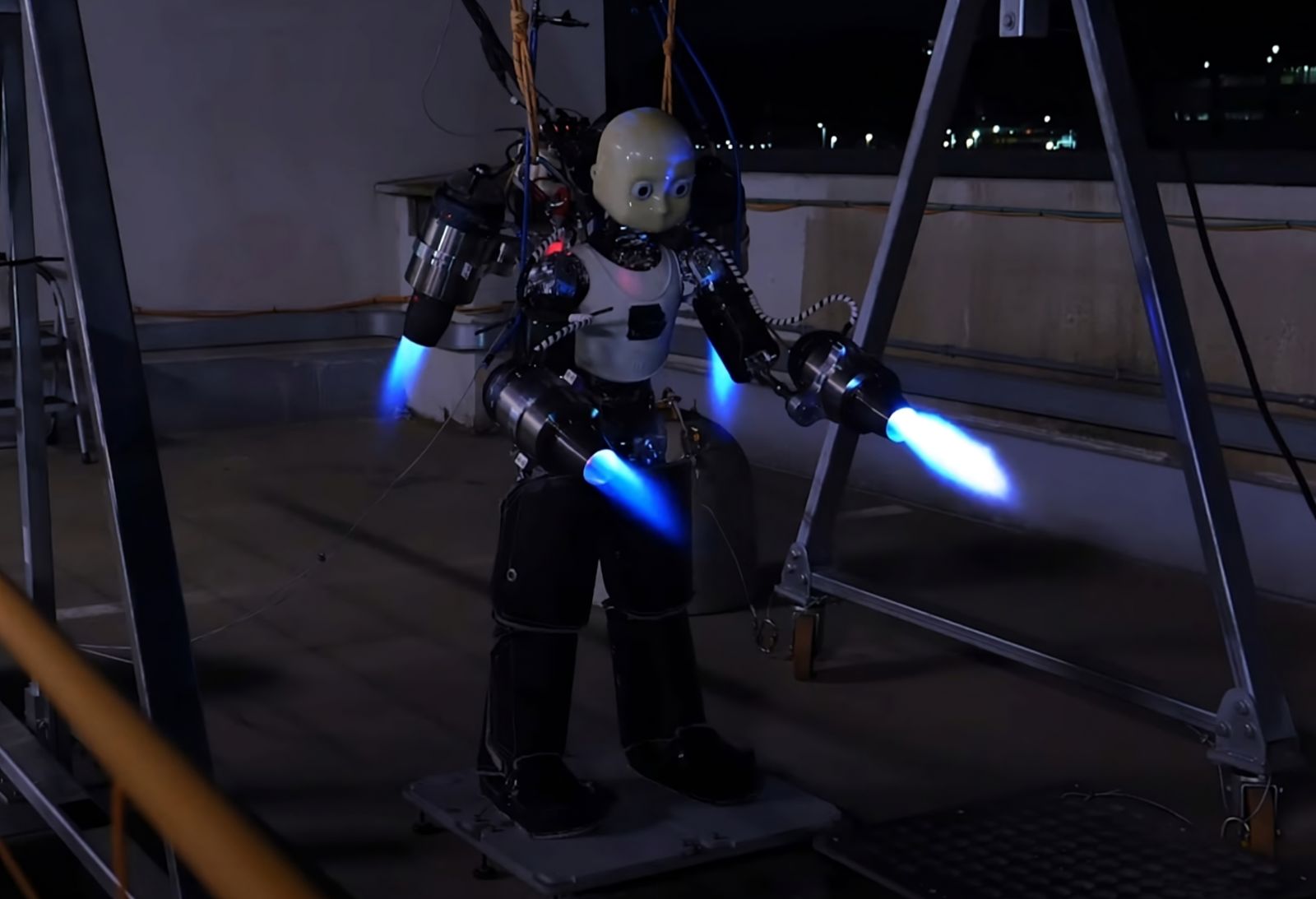 Ce robot doté d'un jetpack, ambitionne de devenir un véritable Iron Man secouriste