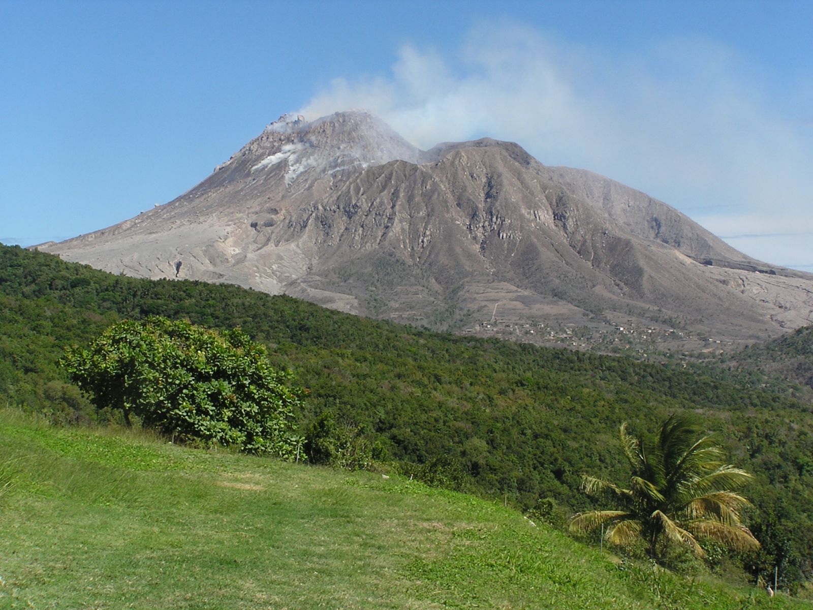 Unobstructed view into the depths of a volcano