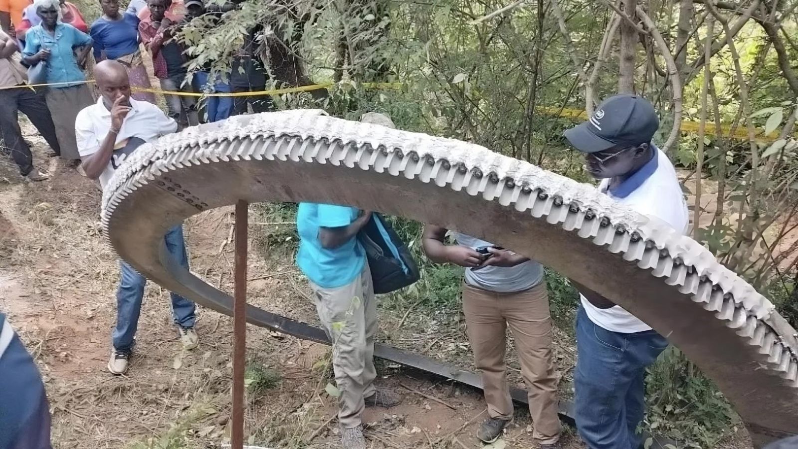 Un anneau géant tombe du ciel au Kenya. On ignore encore d'où il vient 🛸