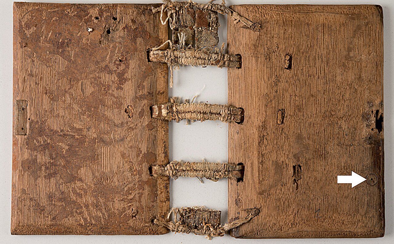 This medieval codex hides a secret in its wood 🔍
