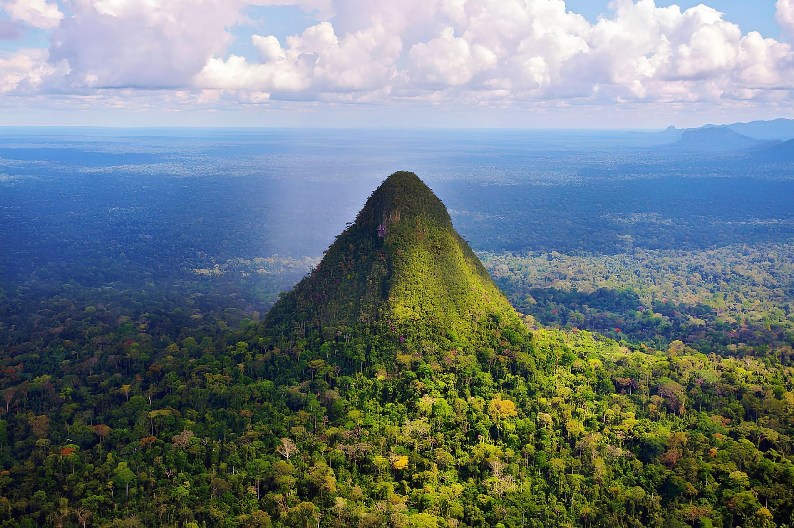 This pyramid-shaped mountain in Peru puzzles scientists 🏔️