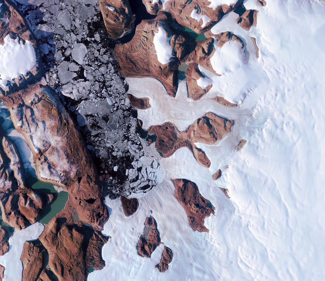 🌊 90 milliards de litres d'eau ont fracturé d'un coup la glace du Groenland : un déluge inédit