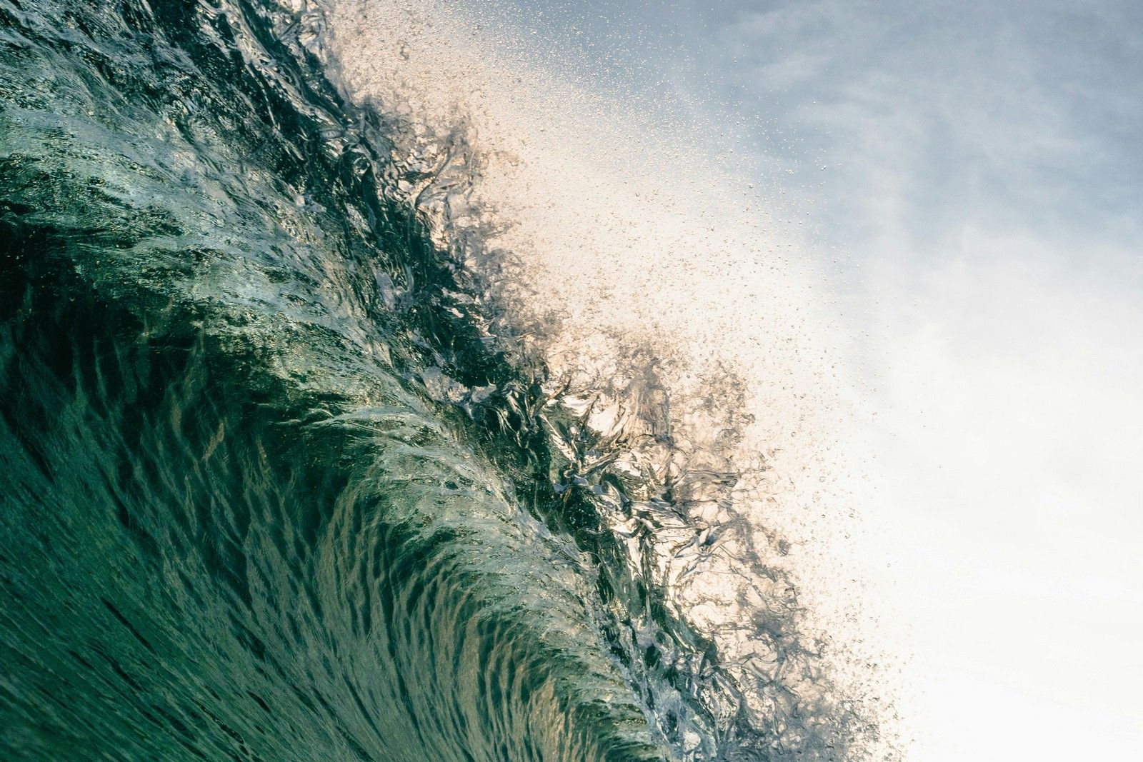 🌊 Um satélite captou ao vivo o nascimento de um tsunami gigante