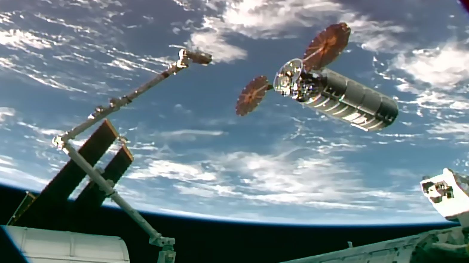 👨‍🚀 An optical illusion in orbit