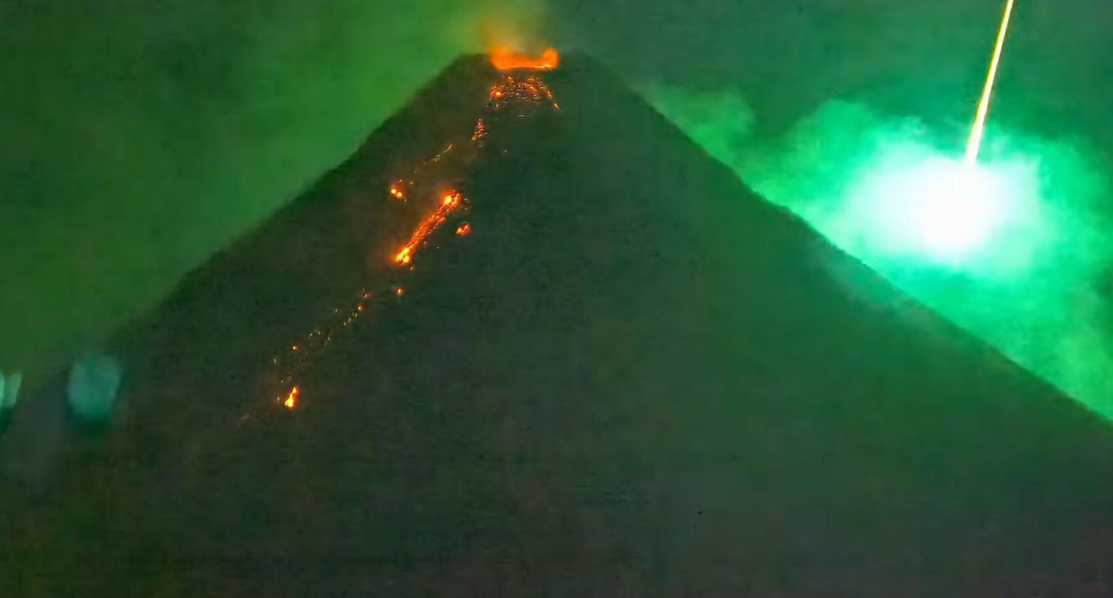 ☄️ Spectaculaire: un météore explose au-dessus d'un volcan en éruption