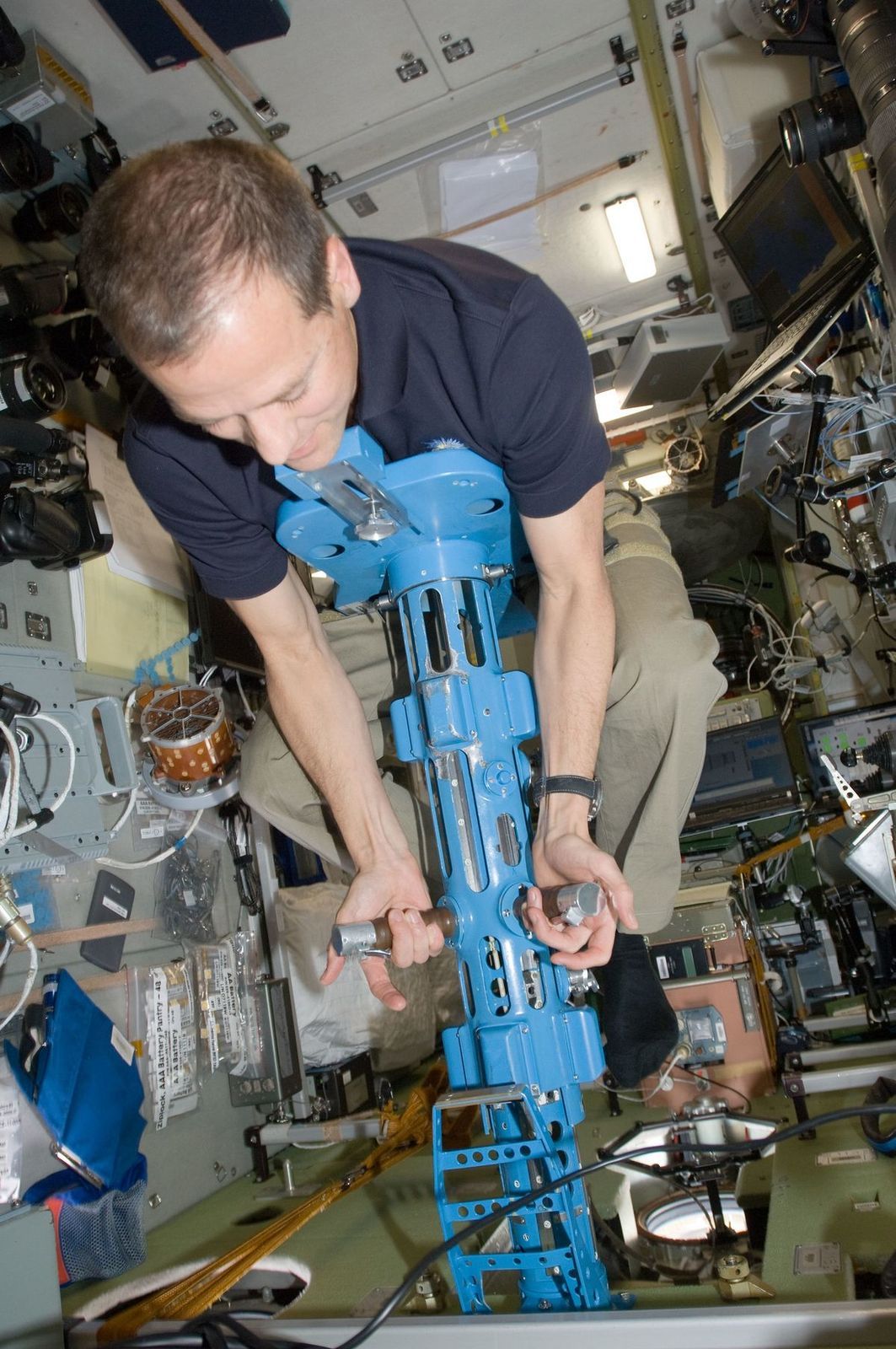 Un astronaute utilisant le BMMD, la méthode russe pour mesurer la masse corporelle à bord de l'ISS. Crédit: NASA