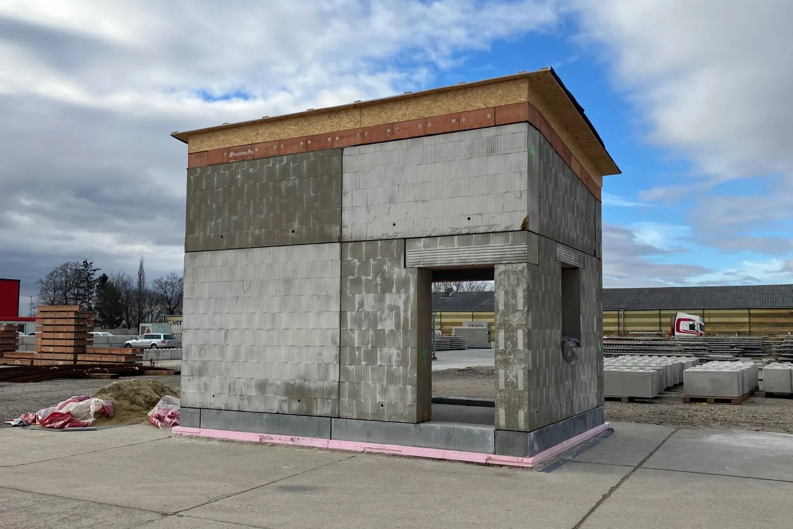 Le bâtiment expérimental lors de sa première construction avec les murs en briques réutilisables.
