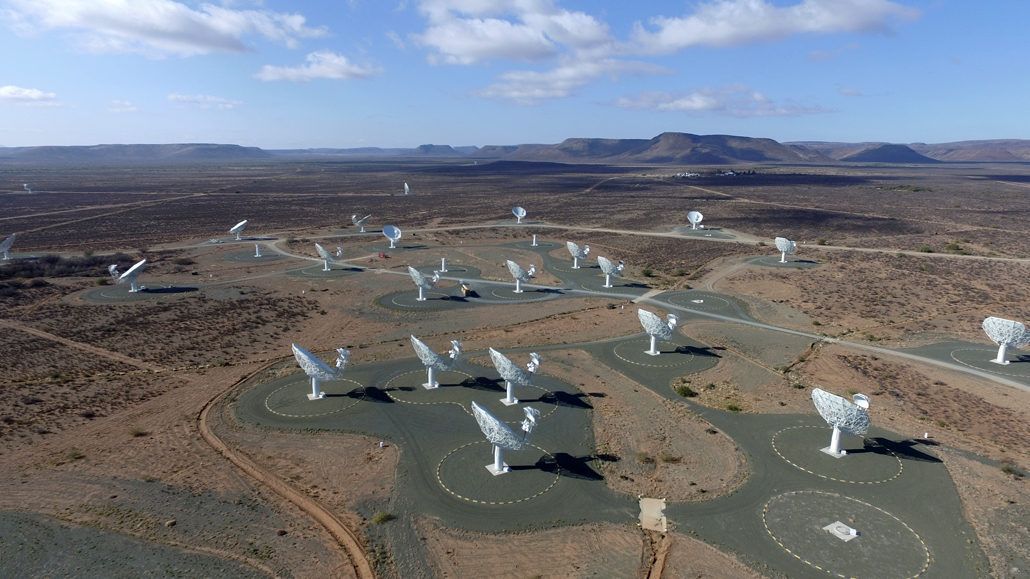 Vue aérienne de plusieurs antennes du radiotélescope MeerKAT dans le Karoo, en Afrique du Sud.