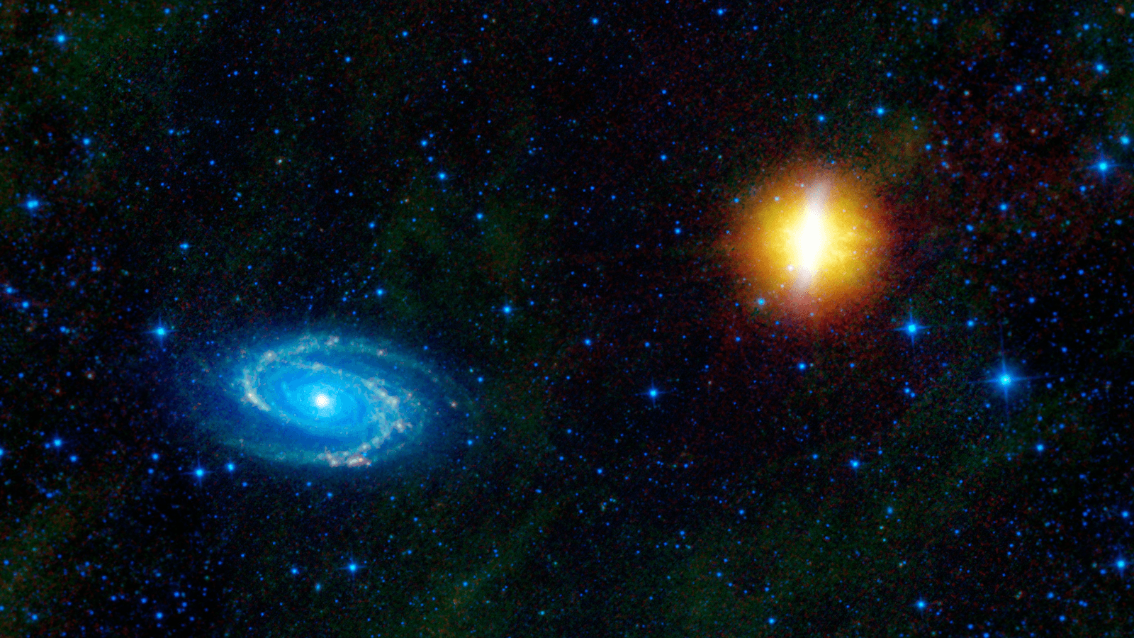 Les galaxies M81 et M82 observées en infrarouge par WISE, sur un fond rempli d’étoiles.