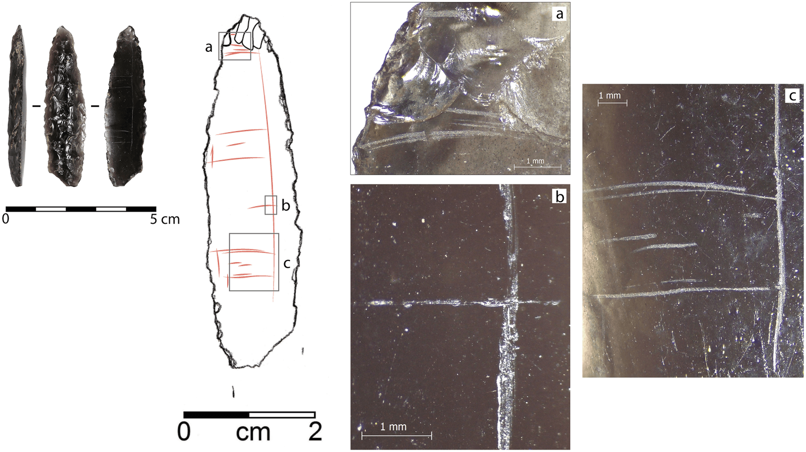 Pointe de flèche n°4 avec trois incisions carrées répétées recouvrant la face ventrale.