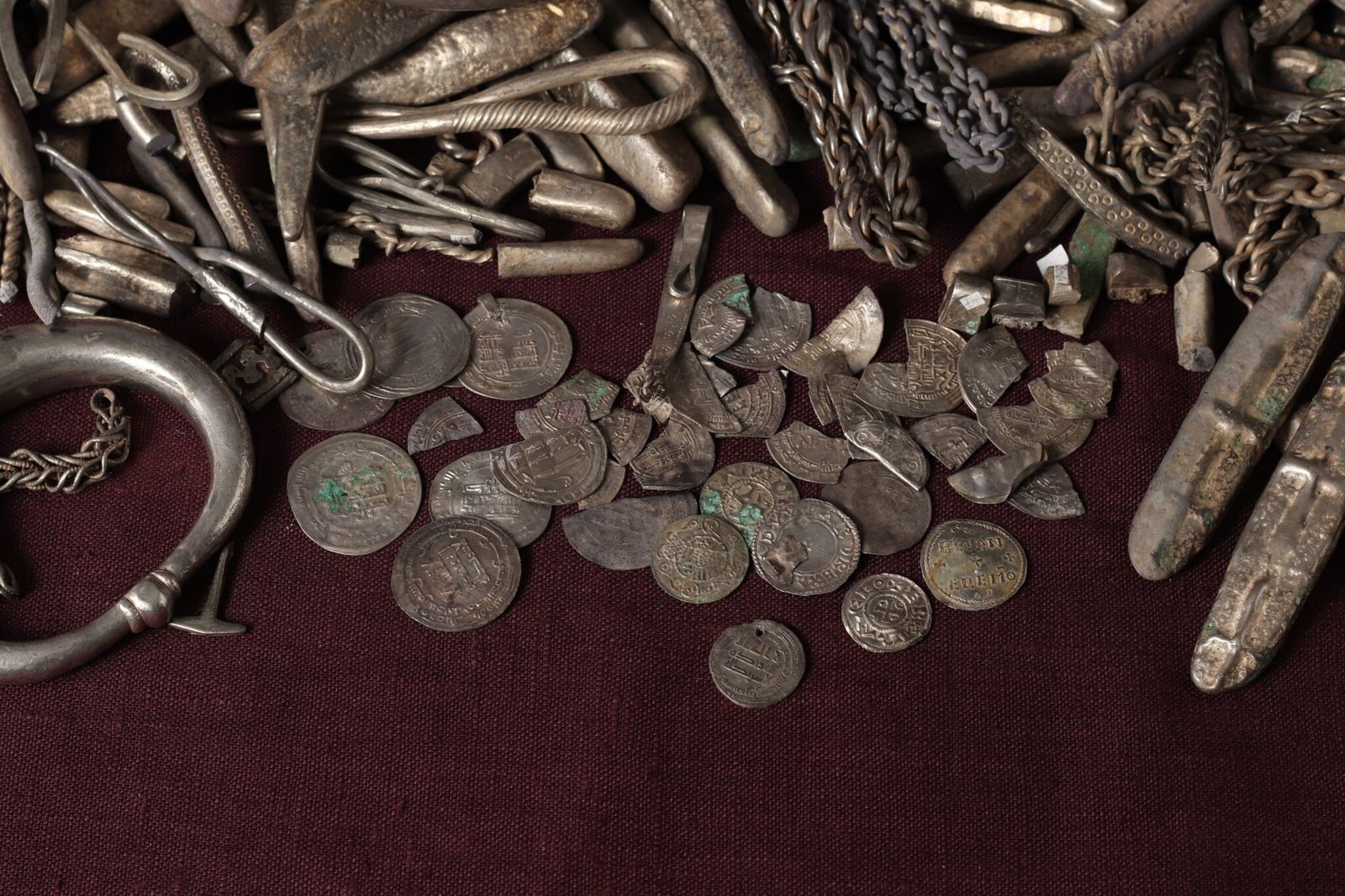 ú Il creuse pour sa terrasse et découvre un trésor viking historique