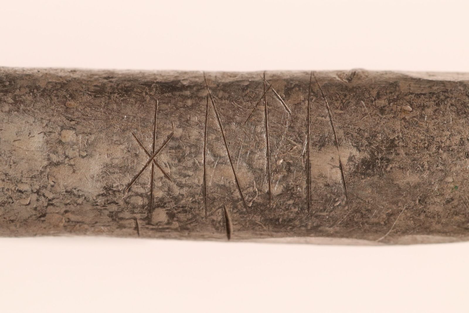 Lingot d’argent du trésor viking de Rebild portant une inscription runique qui pourrait se lire « hutu ».