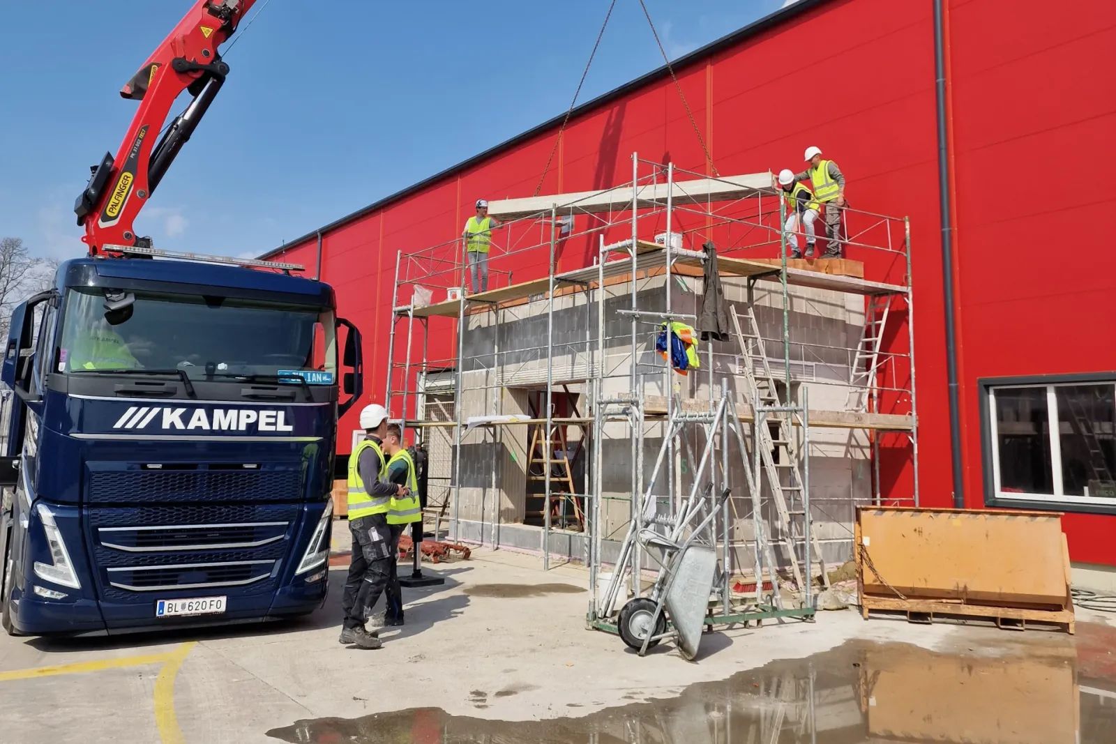 Une équipe reconstruit le bâtiment expérimental après son démontage complet.