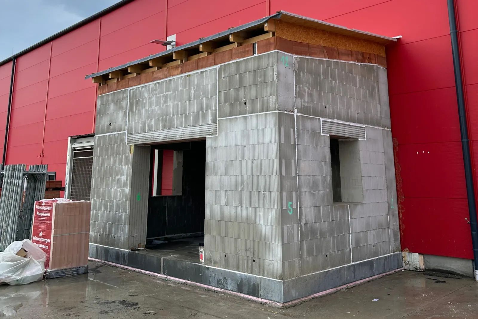 Le bâtiment après son remontage : les murs sont restés en bon état.