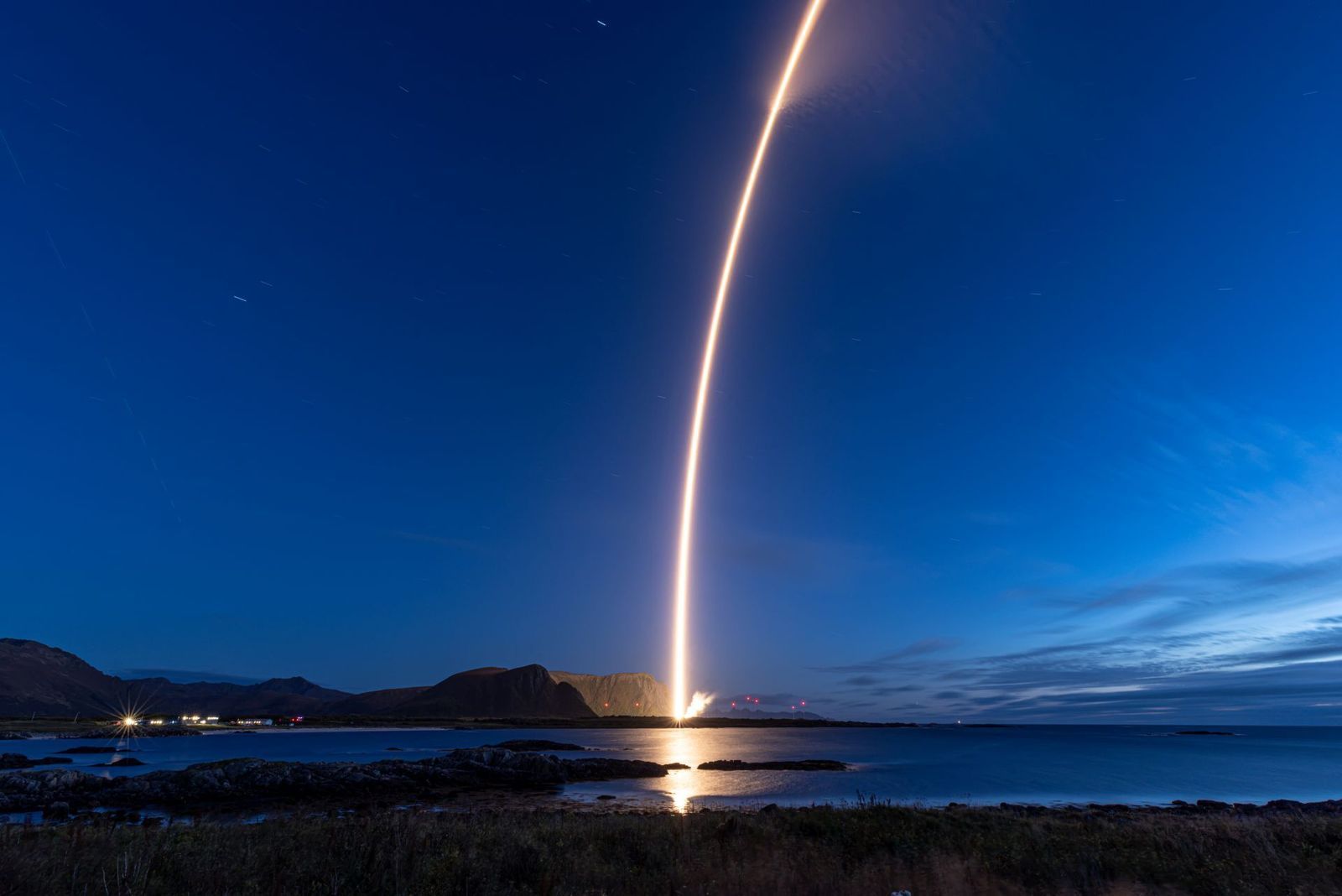 Traînée lumineuse laissée par le décollage de Spectrum depuis Andøya lors de son deuxième vol.