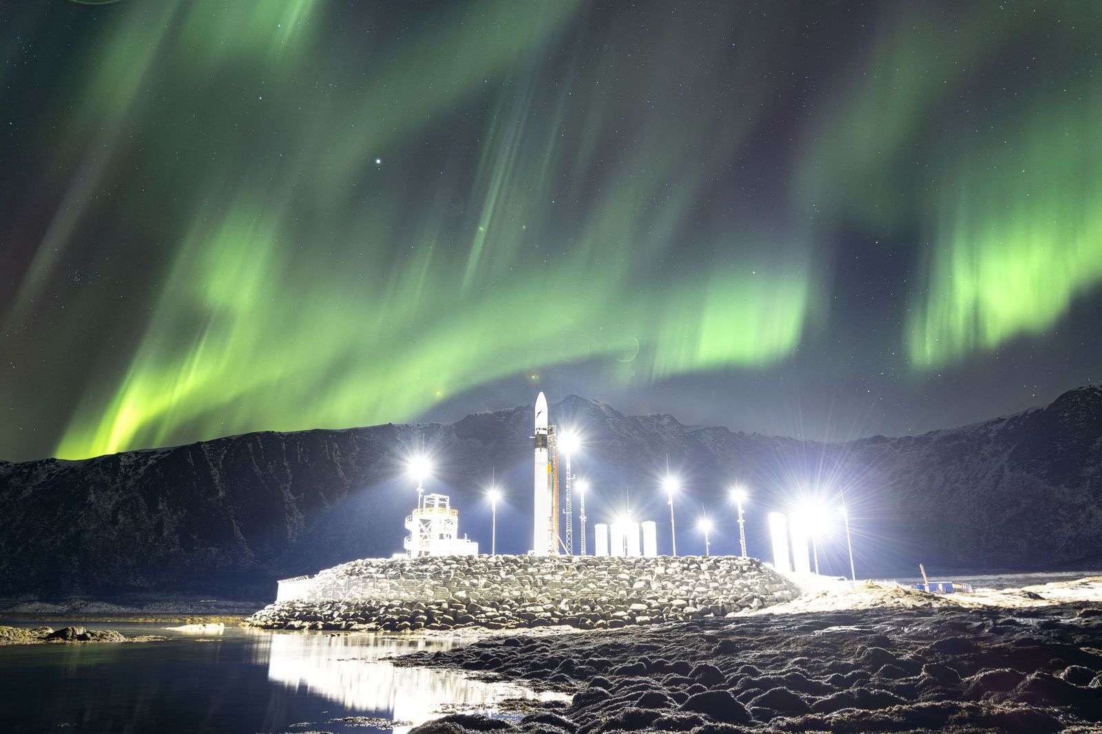 Spectrum dressé sur son pas de tir sous une aurore boréale à Andøya.