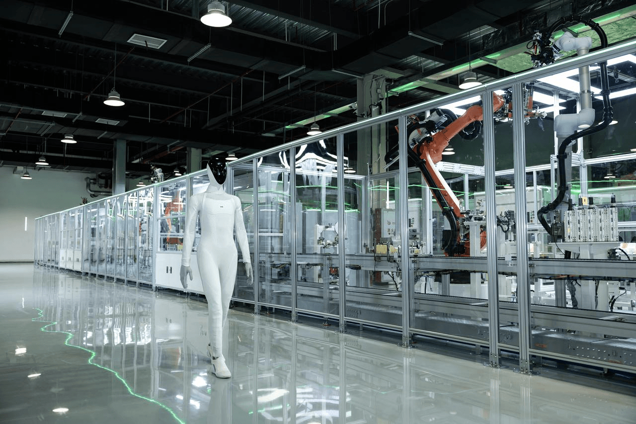 Le robot humanoïde IRON marche le long de sa ligne de fabrication automatisée chez XPENG.