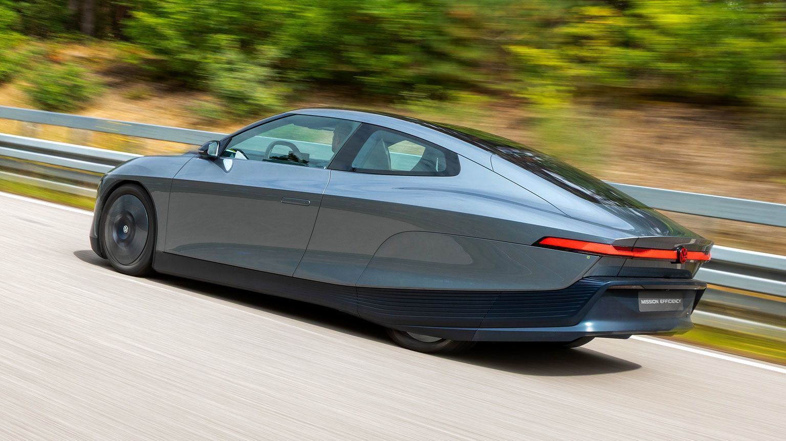 Le Volkswagen Mission Efficiency vu de trois quarts arrière sur route.