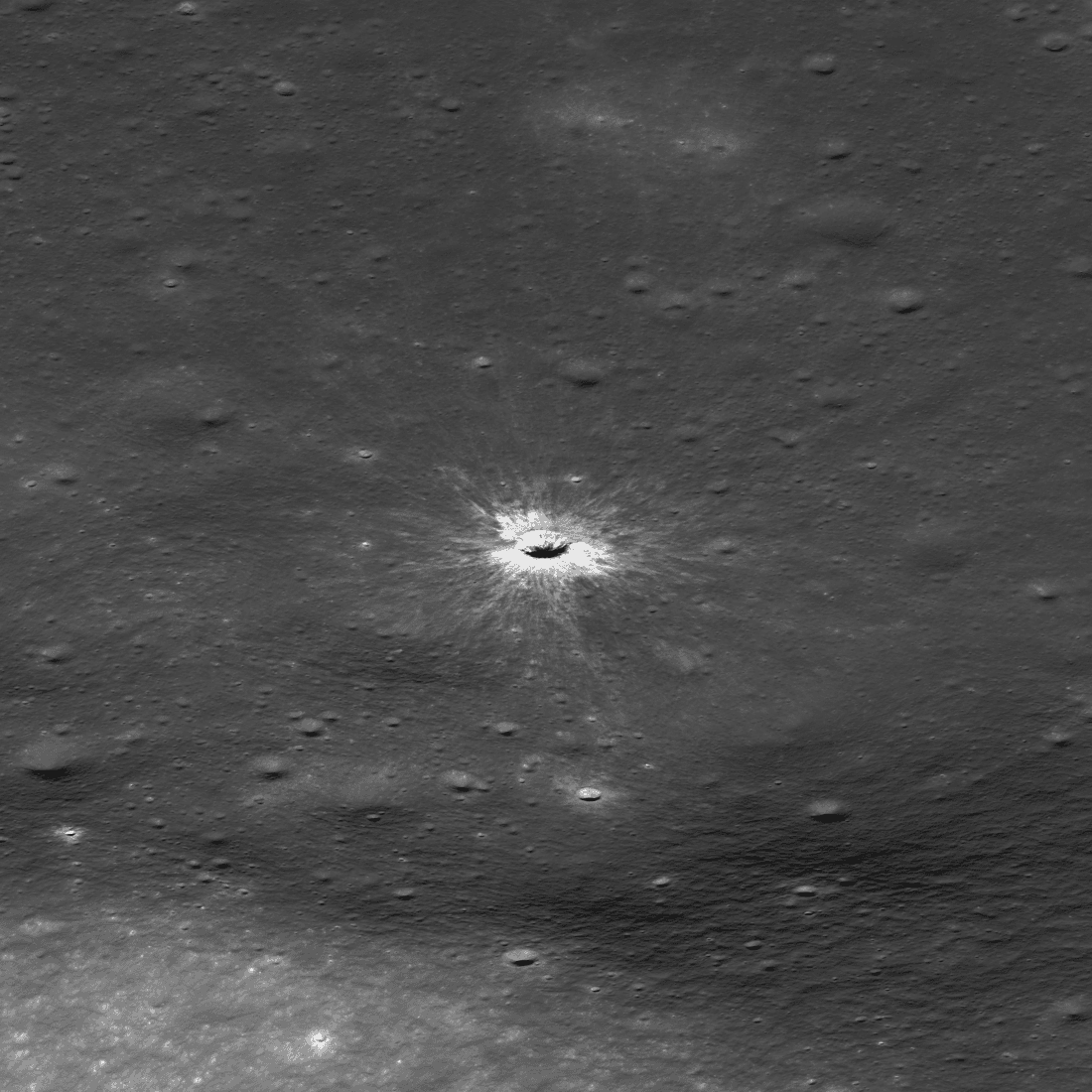 Vue oblique du cratère McGetchin et des matériaux clairs projetés autour de lui lors de l’impact.