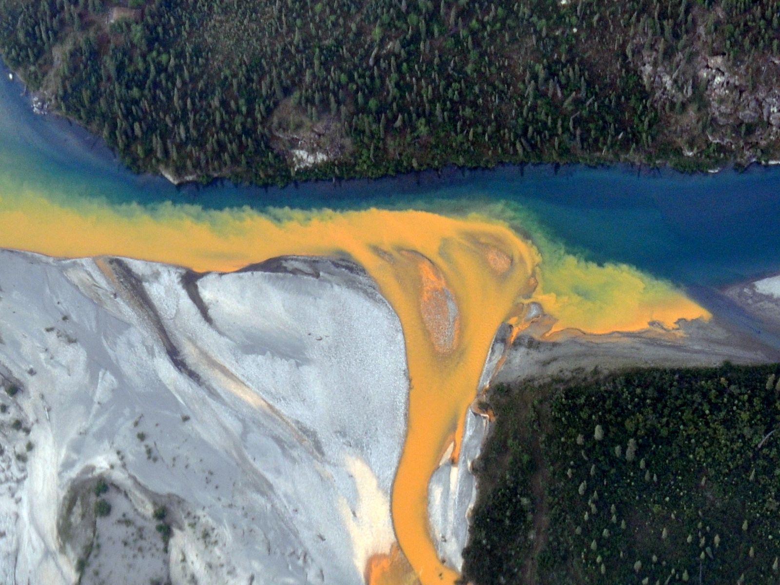 Une eau orange rejoint l'eau bleue de la Kutuk River dans le parc national Gates of the Arctic, en Alaska.