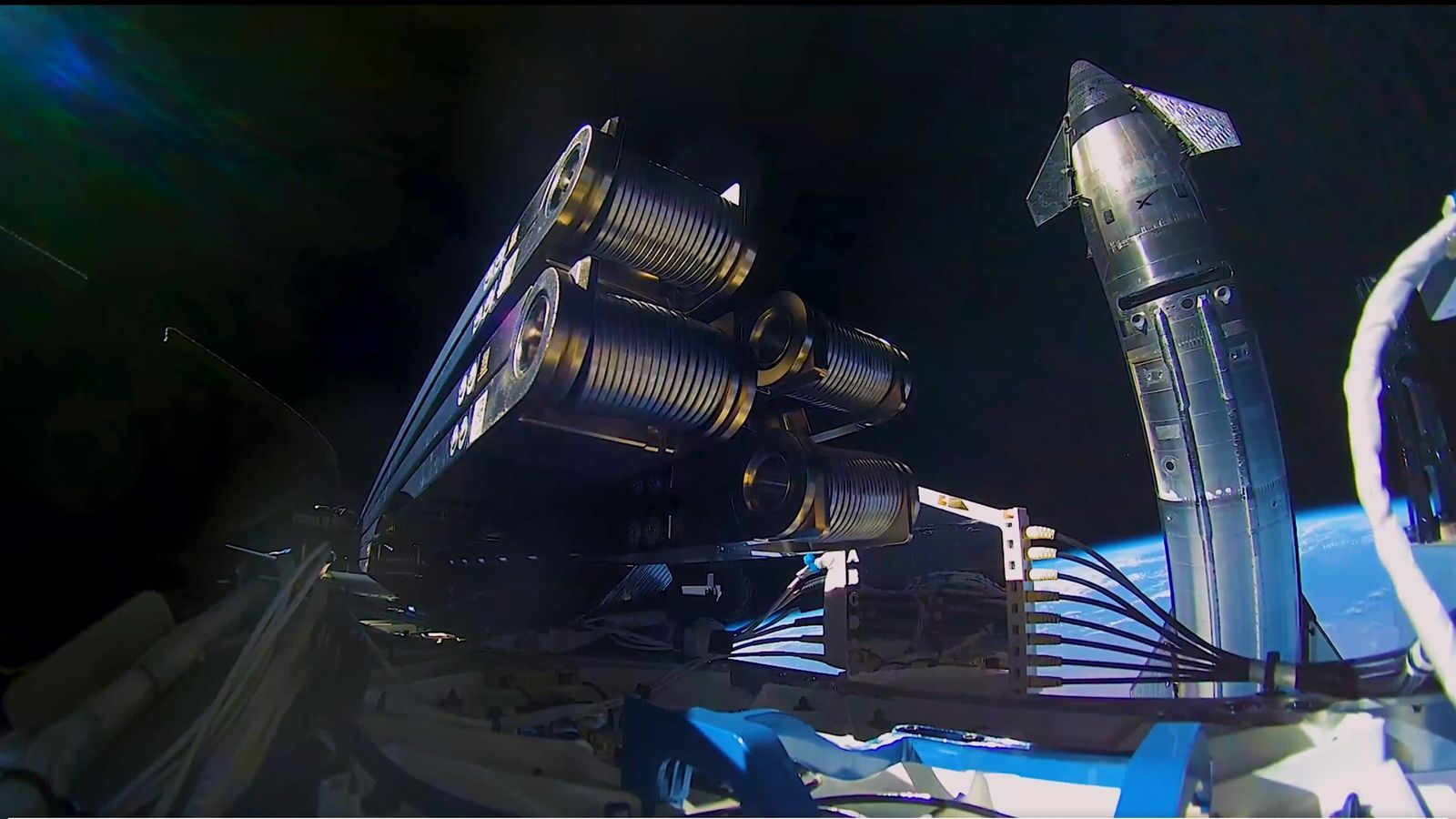 Starship vu depuis un satellite Starlink V3 tout juste déployé lors du vol 14, avec la Terre en arriÚre-plan.