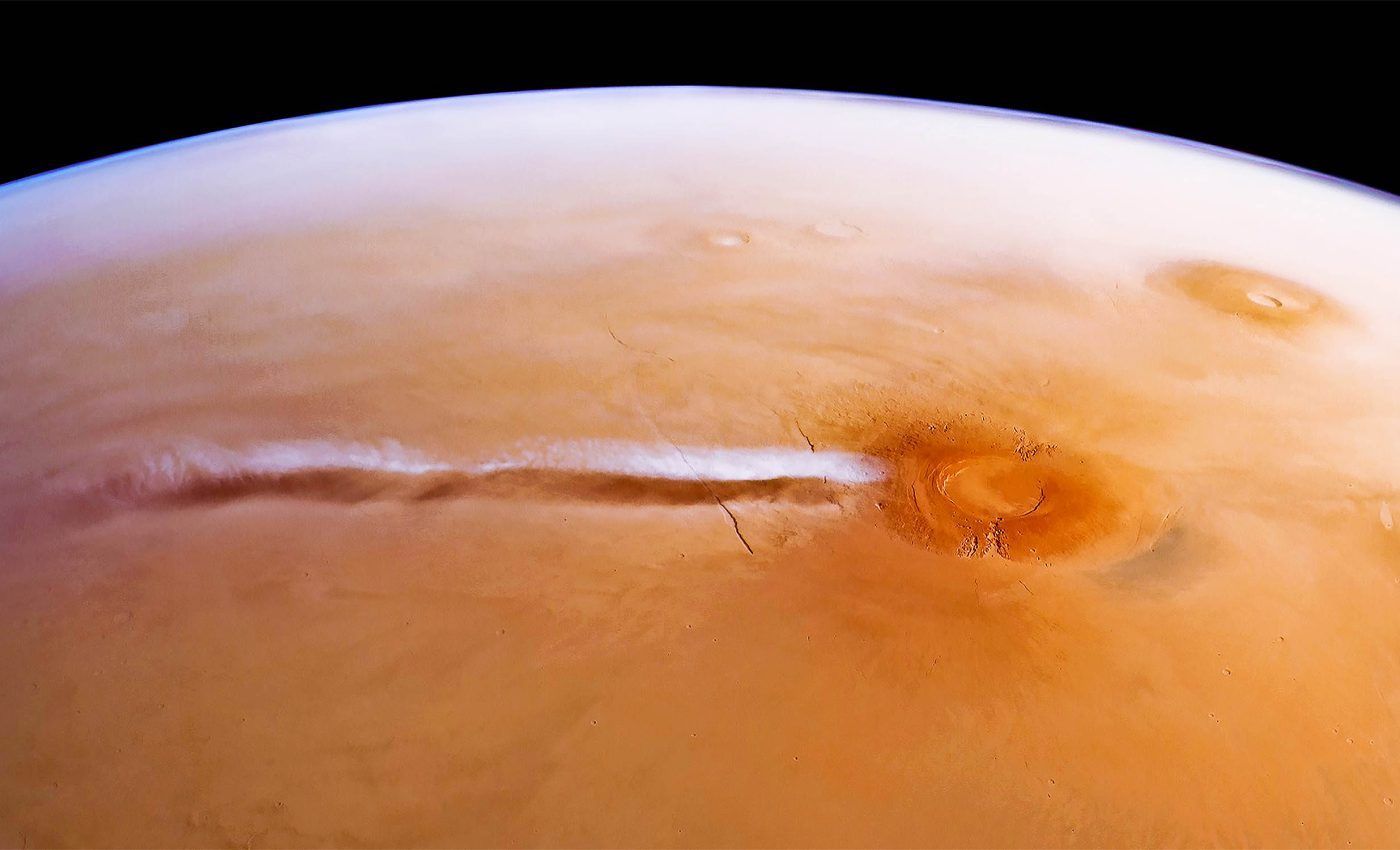 Le nuage blanc d’Arsia Mons s’étire à l’ouest du volcan dans cette vue de Mars Express.