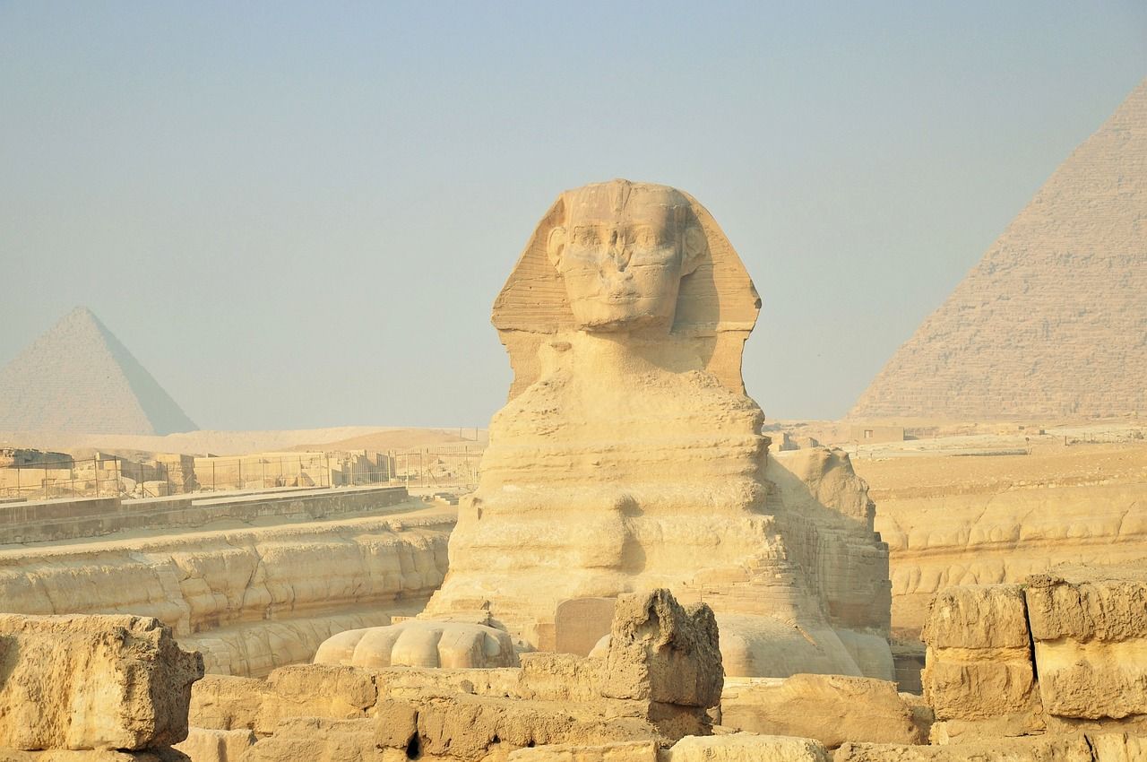 D'où vient cette pollution au cuivre et à l'arsenic du sol des pyramides de Gizeh, datant de leur construction ?