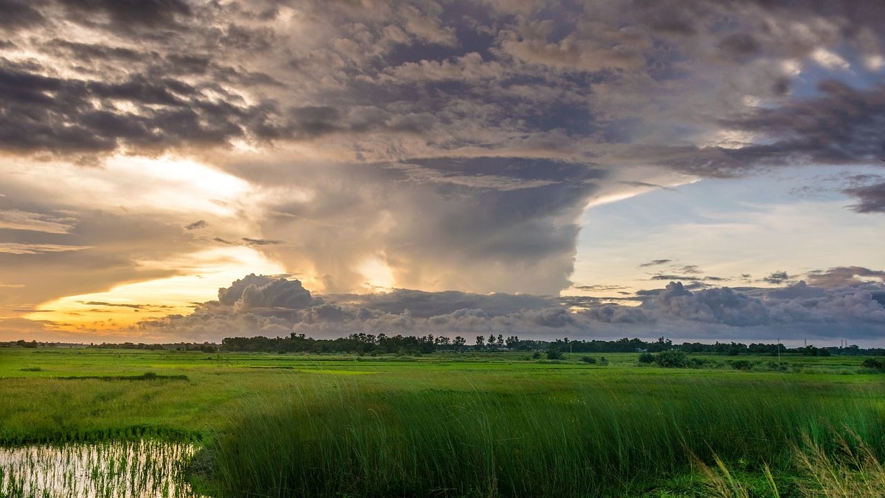 How do violent autumn storms form?