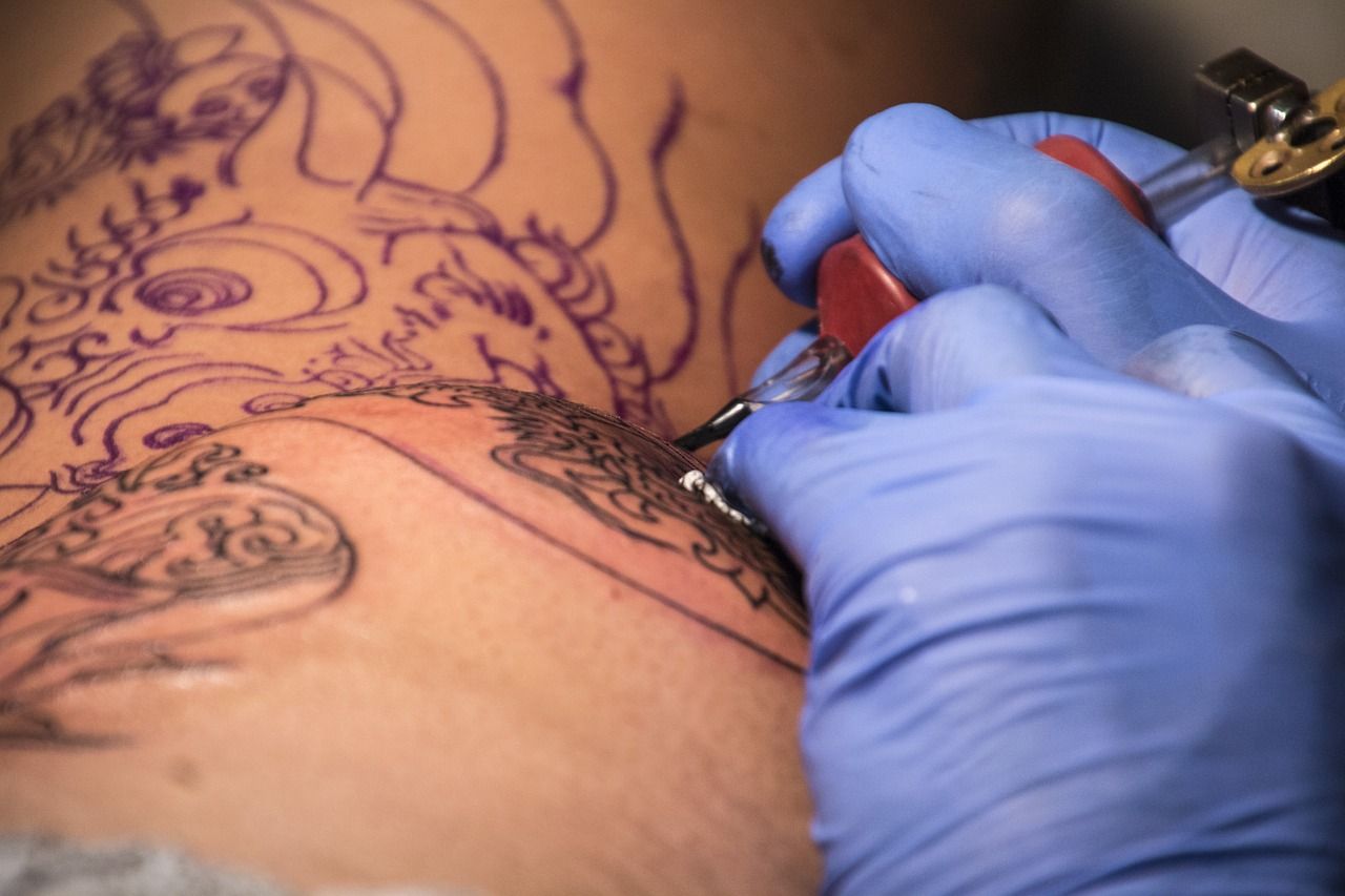 L'inquiétante présence de bactéries dans les encres de tatouage
