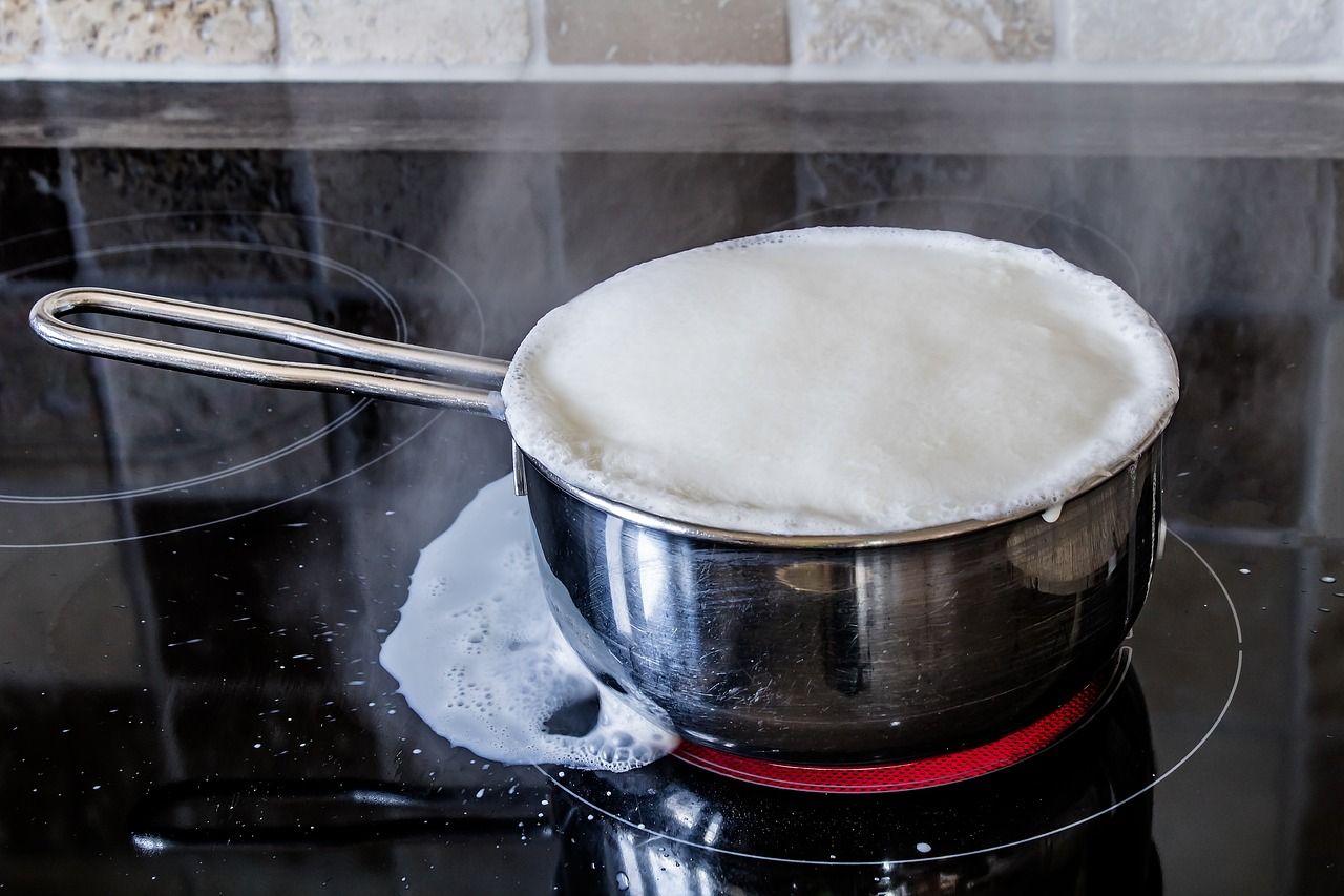 Pourquoi le lait déborde-t-il toujours de la casserole mais jamais l’eau ?