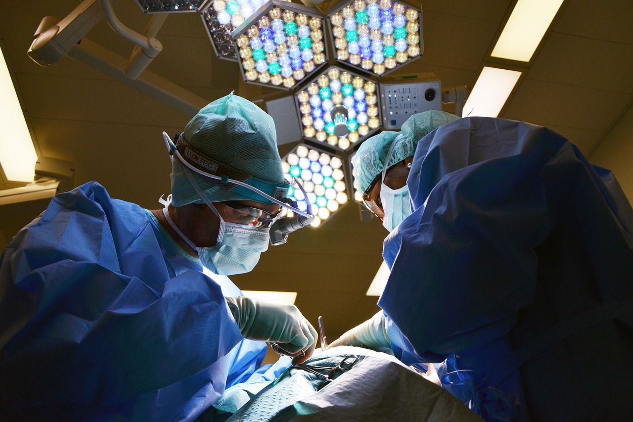 Première greffe de larynx réussie en France : un exploit chirurgical historique