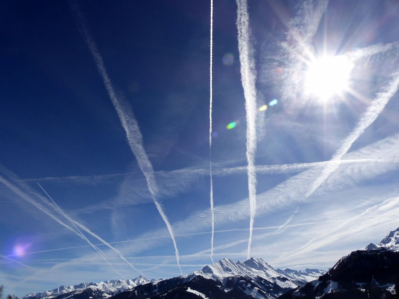 White trails from planes: a greater warming effect than CO2 ✈️