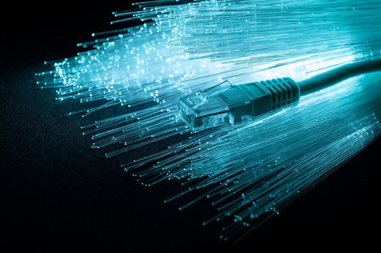 ⚡ Cette fibre optique creuse promet de rendre Internet plus rapide et plus efficace