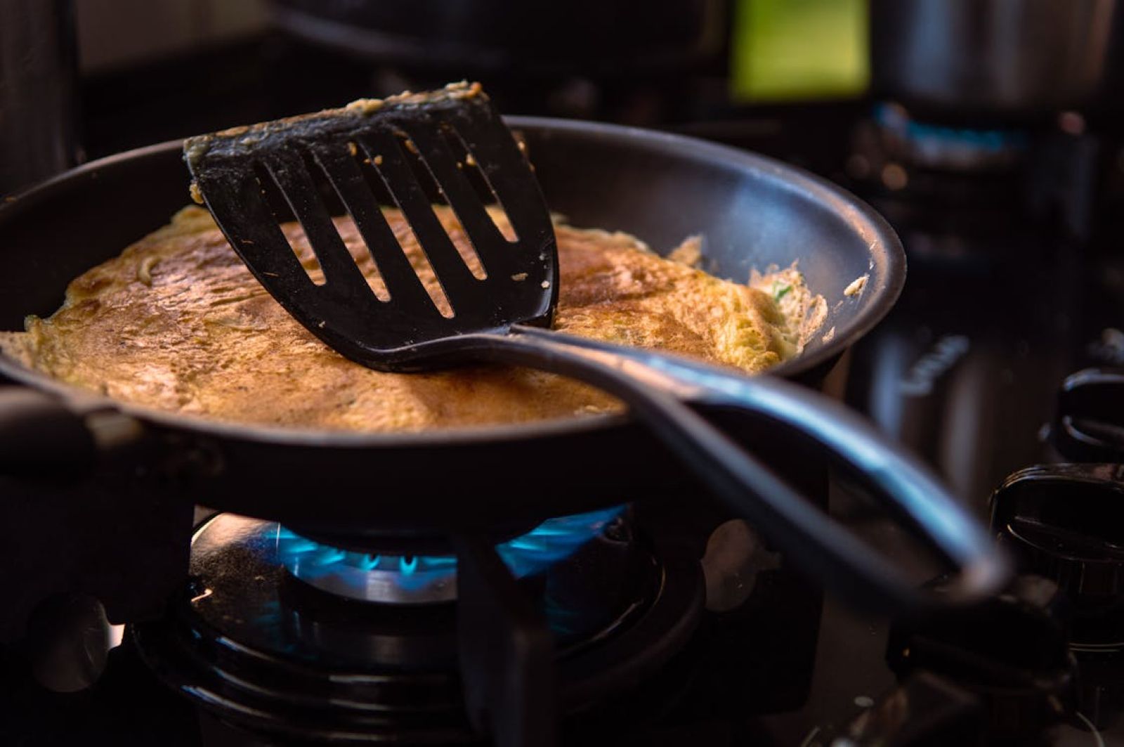 These everyday black plastic objects contain carcinogenic substances