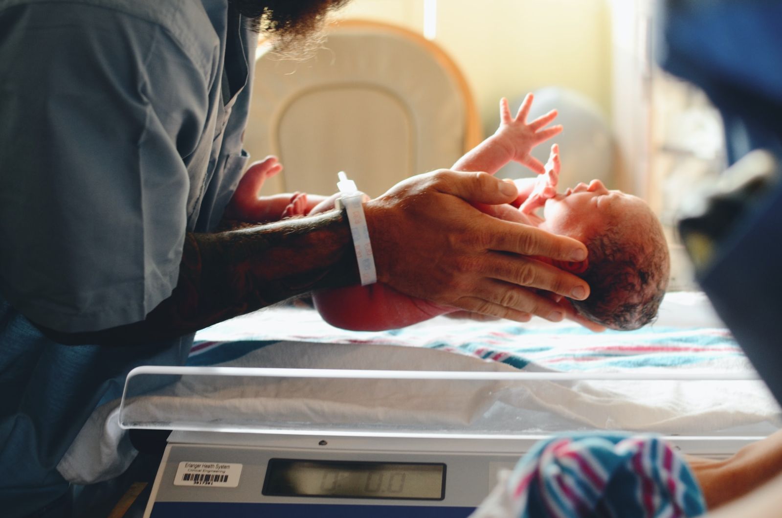 Pourquoi les bébés pleurent-ils juste après leur naissance ?