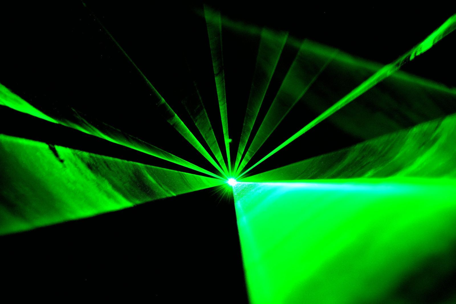  Des lasers orientent des électrons et créent un courant électrique dans la direction choisie